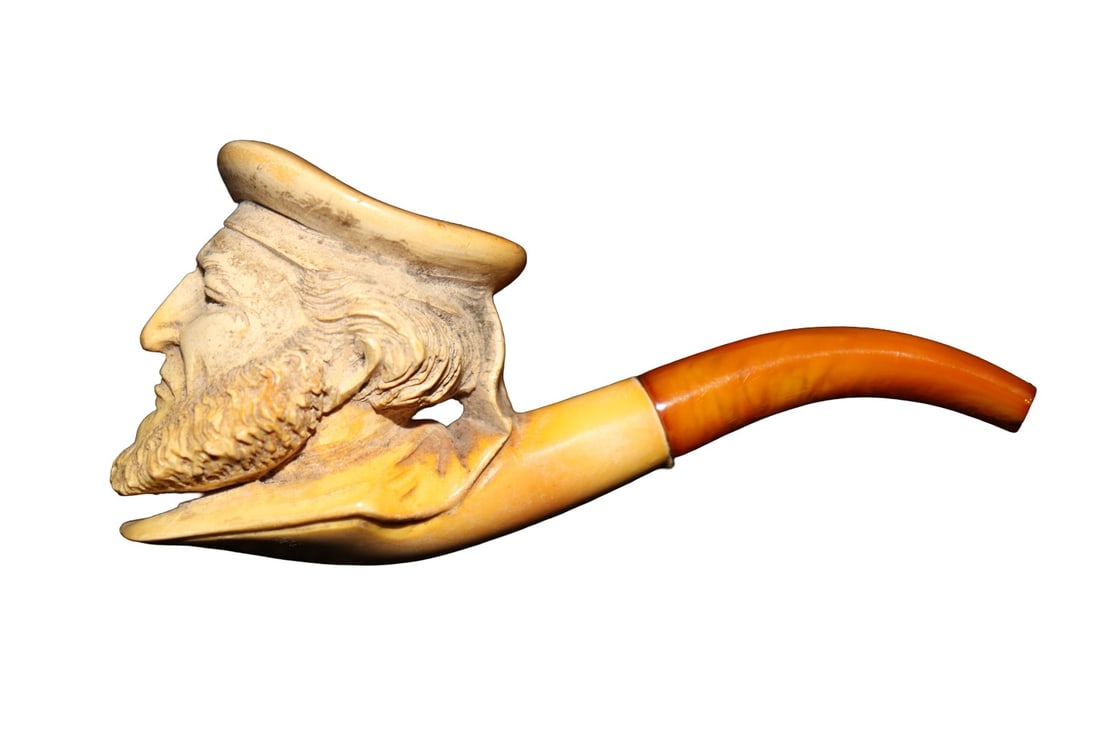 ANTIQUE MEERSCHAUM PIPE SAILOR: Sailor. Real amber stem. In case. Measurements are shipping measurements.