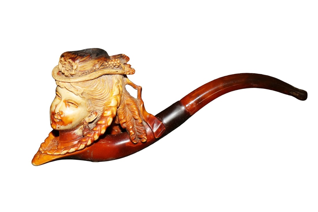 ANTIQUE MEERSCHAUM PIPE SOPHISTICATED LADY: Sophisticated lady. Real amber stem. In case. Measurements are shipping measurements.