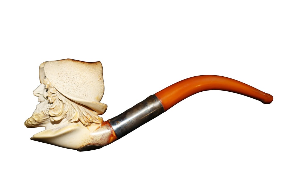 ANTIQUE MEERSCHAUM PIPE SEAMAN: Seaman. Real amber stem. In case. Measurements are shipping measurements.