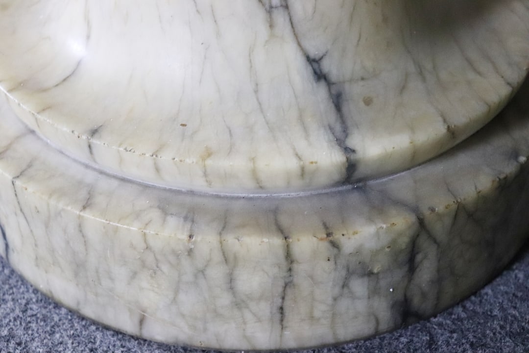 ALABASTER TABLE LAMP WITH EAGLE - 9