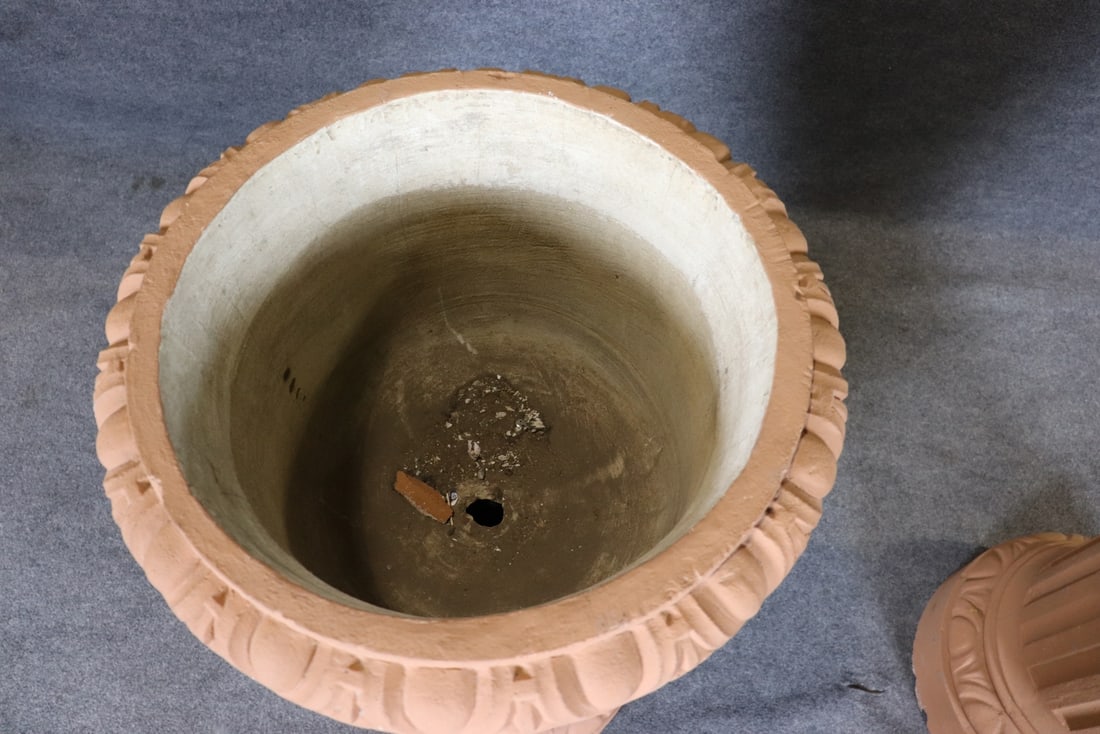 PAIR PLANTERS WITH BASE - 10