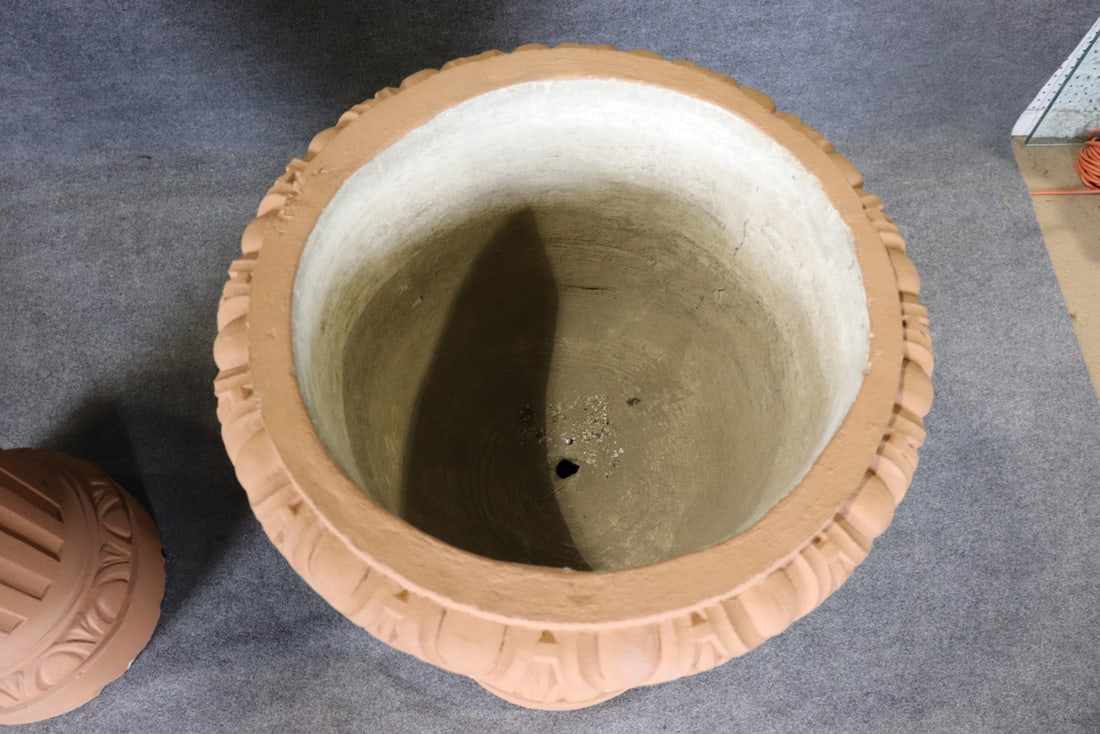 PAIR PLANTERS WITH BASE - 9