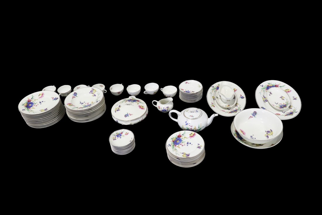 75 PIECES HUTSCHENREUTHER GERMAN DINNERWARE SET