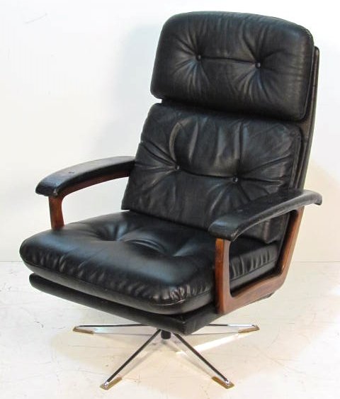 SCANDINAVIAN TEAK BLACK LEATHER LOUNGE CHAIR: Some wear to leather. Good condition. 39 1/2"h. x 29"w. x 35"d.