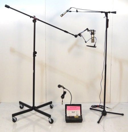 4 MICROPHONES & STANDS SONY CONNEAULT & RODE: 4 microphones and 2 stands.