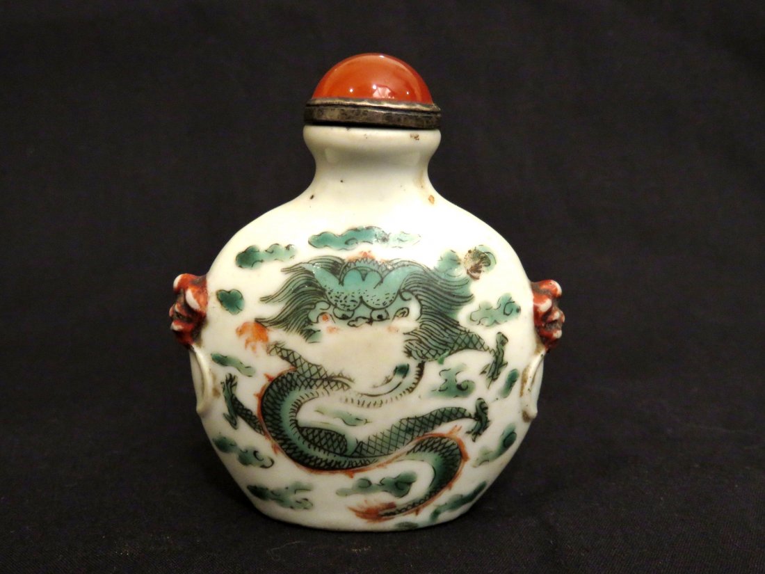 CHINESE  HAND PAINTED PORCELAIN SNUFF BOTTLE (1 of 6)