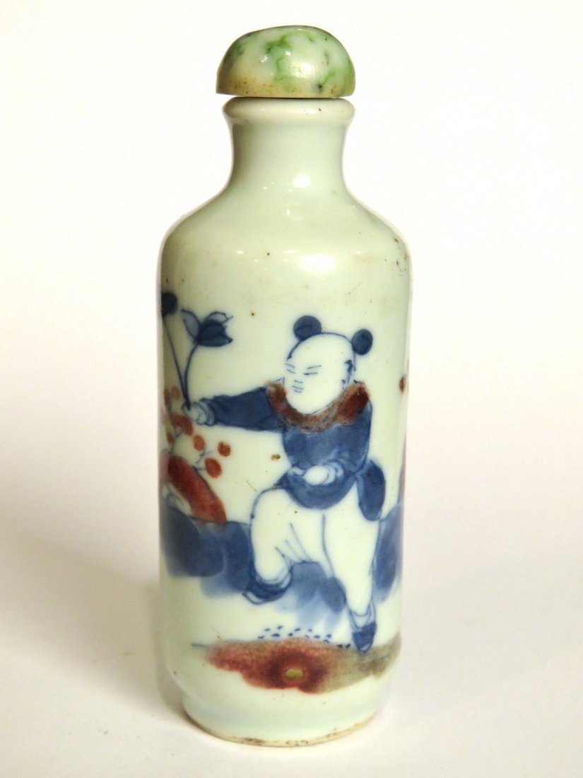 CHINESE HAND PAINTED PORCELAIN SNUFF BOTTLE (1 of 5)