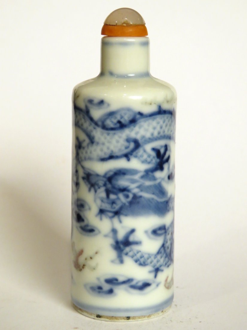 CHINESE HAND PAINTED PORCELAIN SNUFF BOTTLE (1 of 5)
