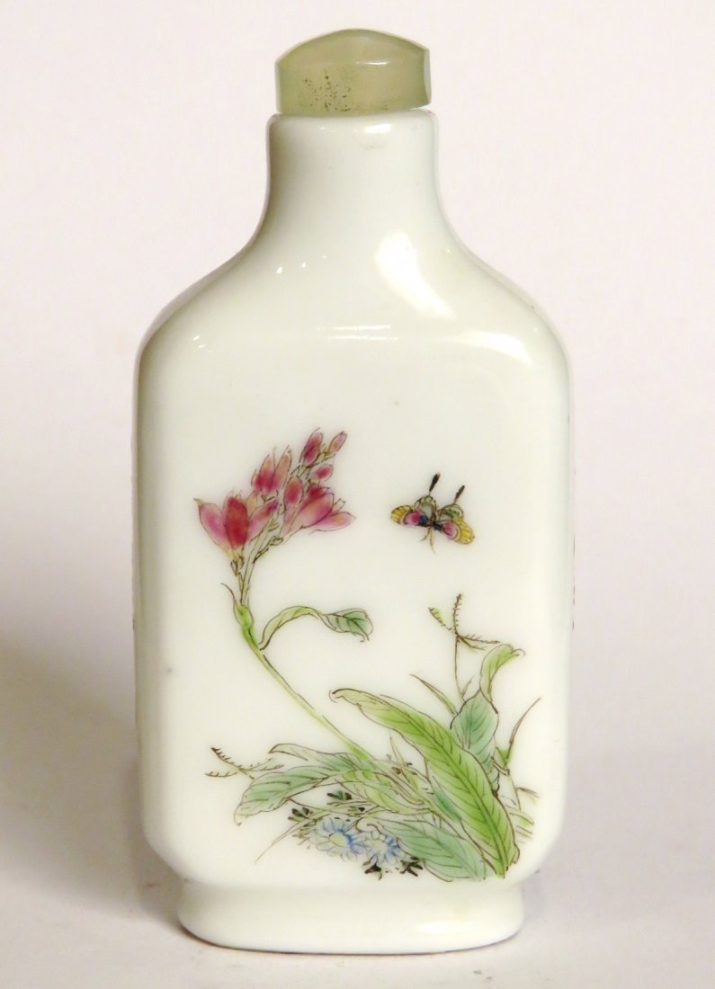 CHINESE HAND PAINTED PORCELAIN SNUFF BOTTLE (1 of 7)