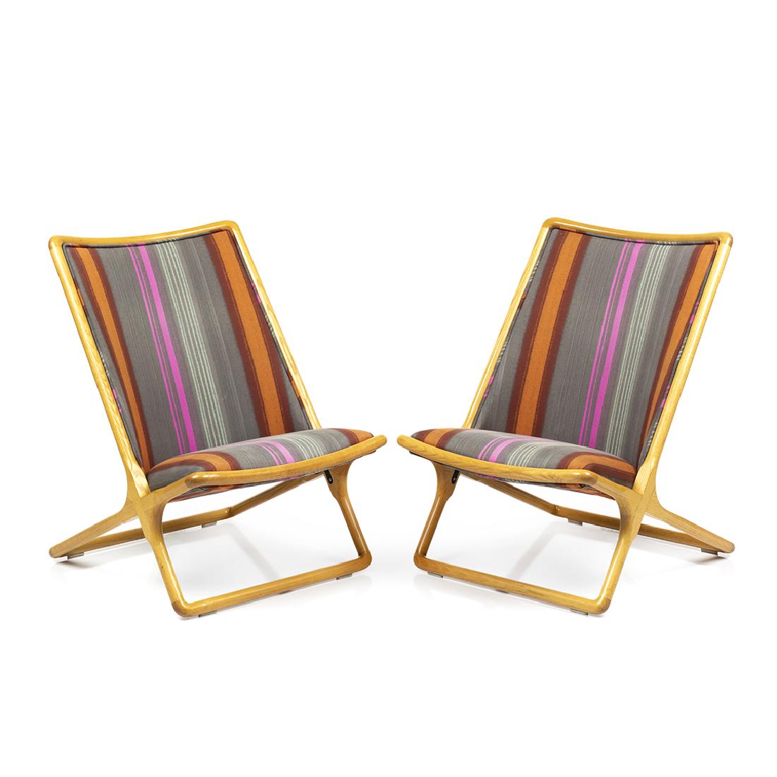 Ward Bennett Scissor chairs: Pair of oak scissor chairs by Ward Bennett for Geiger, 1980s.