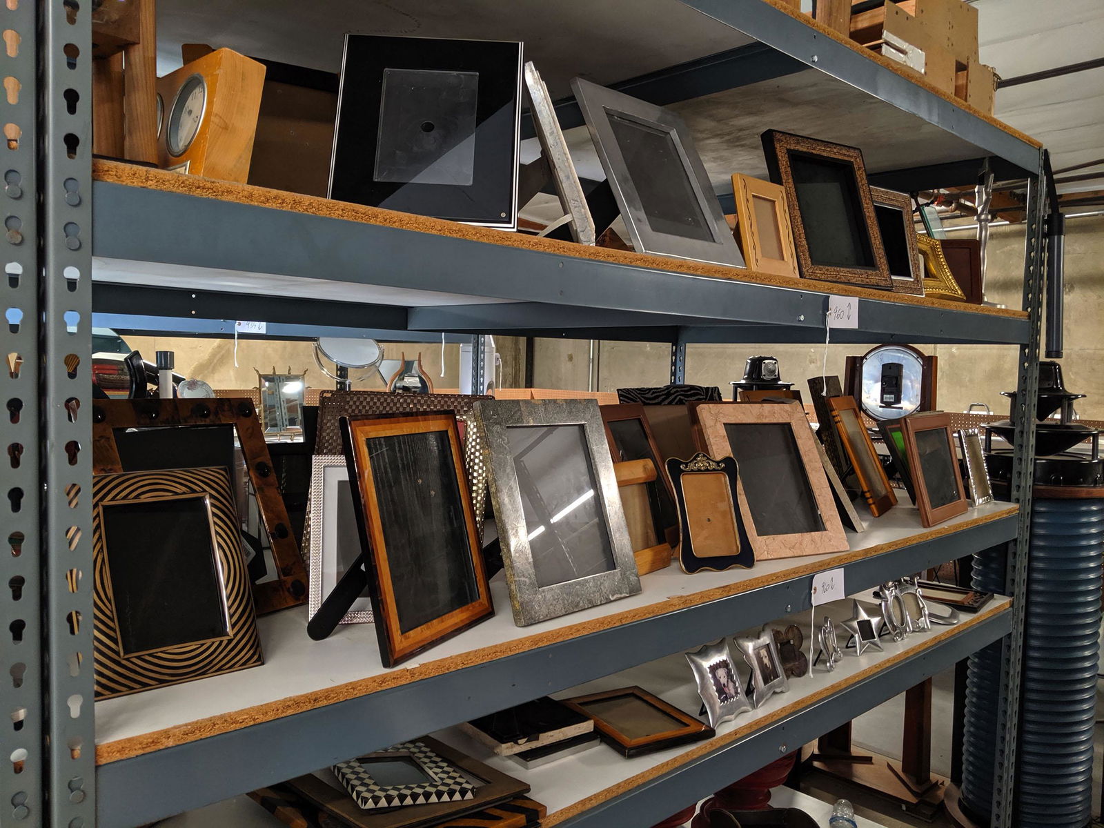 Lot - Picture Frames (6 shelves) (1 of 6)