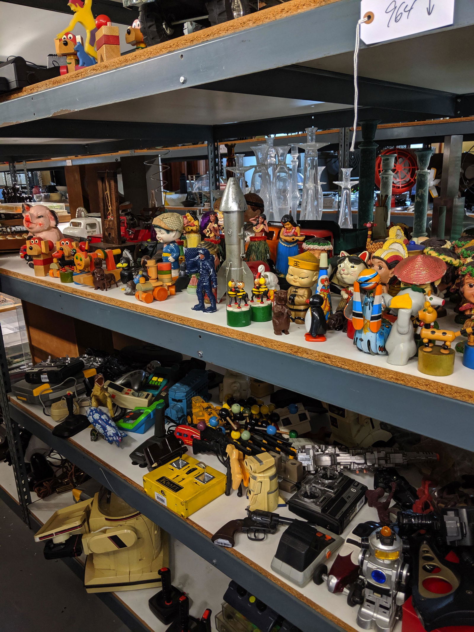 Lot - Toys (4 shelves) (1 of 6)