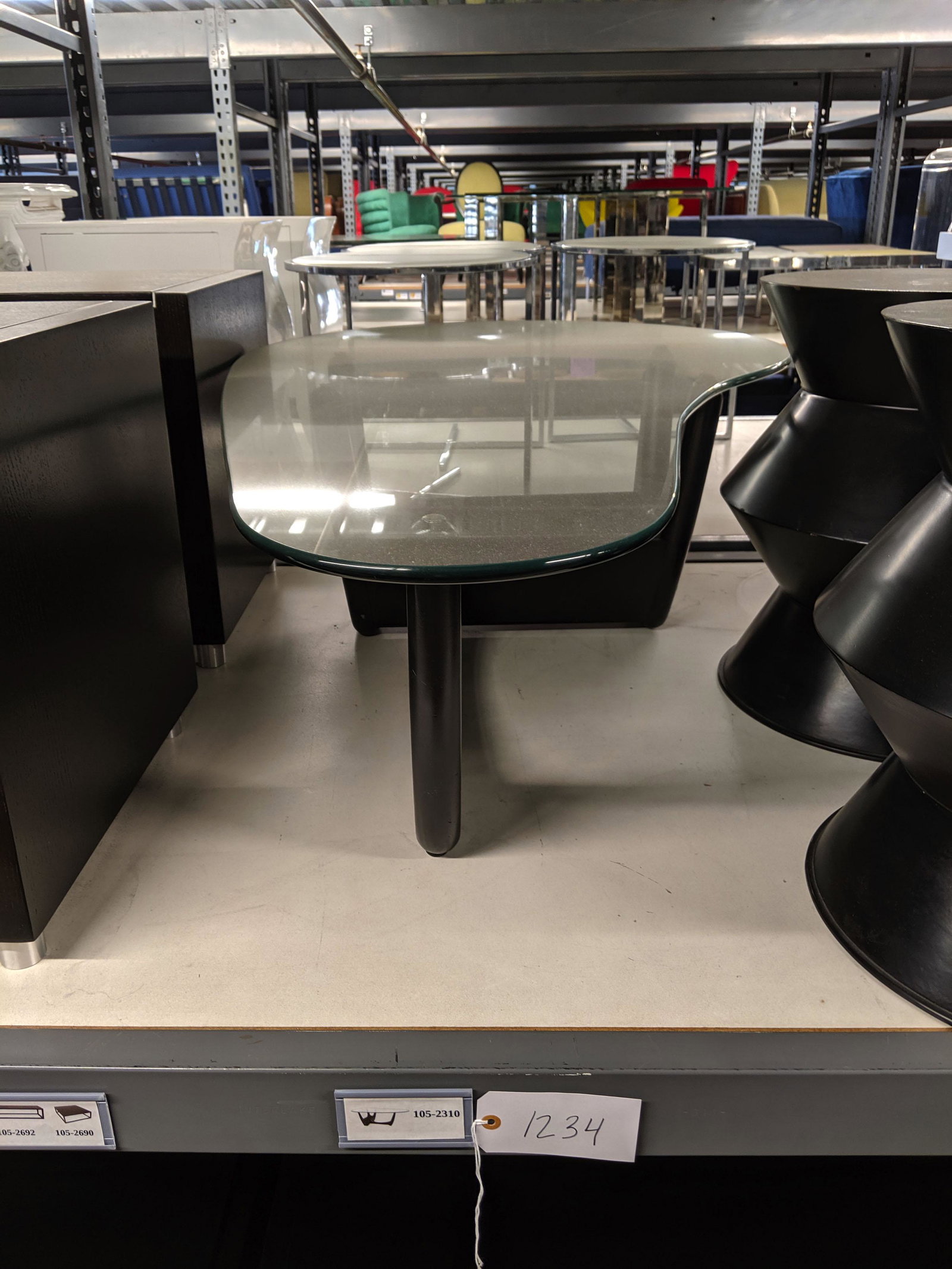 Mid-Century Modern Coffee Table: Mid-century modern coffee table with shaped glass top.