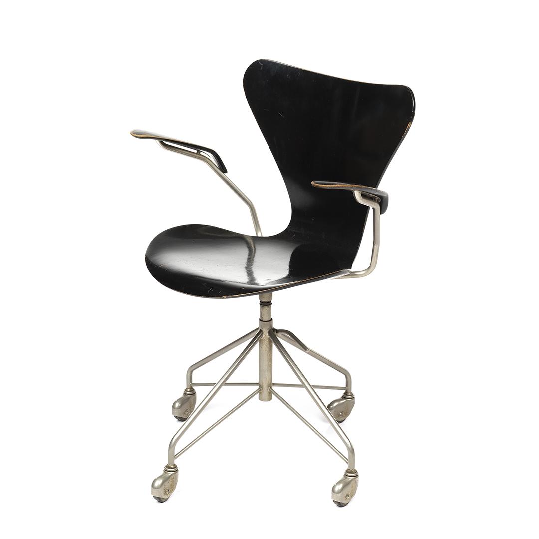 Arne Jacobsen 3217 Swivel Desk Chair (1 of 7)