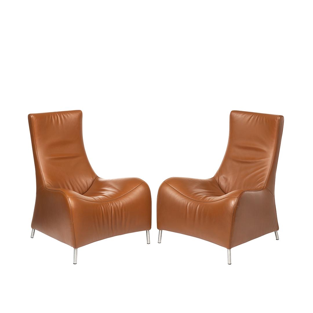 Matthias Hoffmann DS 264 Lounge Chairs (2): Pair of sculptural caramel leather DS 264 lounge chairs raised on aluminum feet by Matthias Hoffmann for De Sede, 1980s. Undersides with De Sede fabric lining.