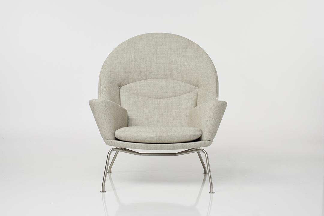 Hans Wegner CH468 Oculus Lounge Chair: Oculus upholstered lounge chair model CH468 by Hans Wegner for Carl Hansen & Son, Denmark, 2010s.