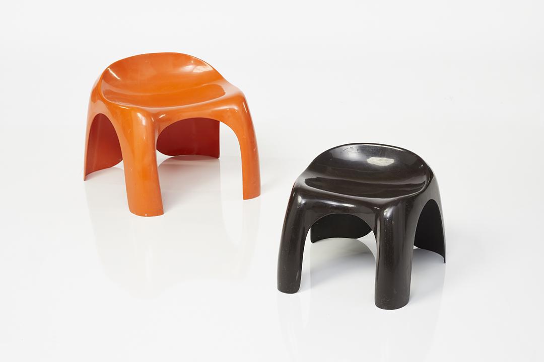 Stacy Dukes Efebo and Efebino Chairs (2): Moulded plastic Efebo and Efebino chairs by Stacy Dukes for Artemide, Italy, 1970s. Each moulded to underside with maker and designer information. Smaller chair: 12.75 x 14 x 15.25 in. Property from t