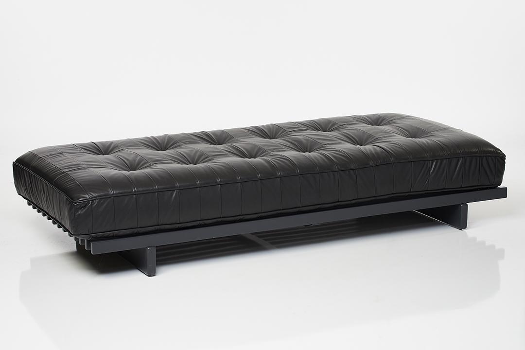 De Sede Low Leather Daybed: Low daybed with slatted lacquered wood base and leather cushion by De Sede, 1960s.