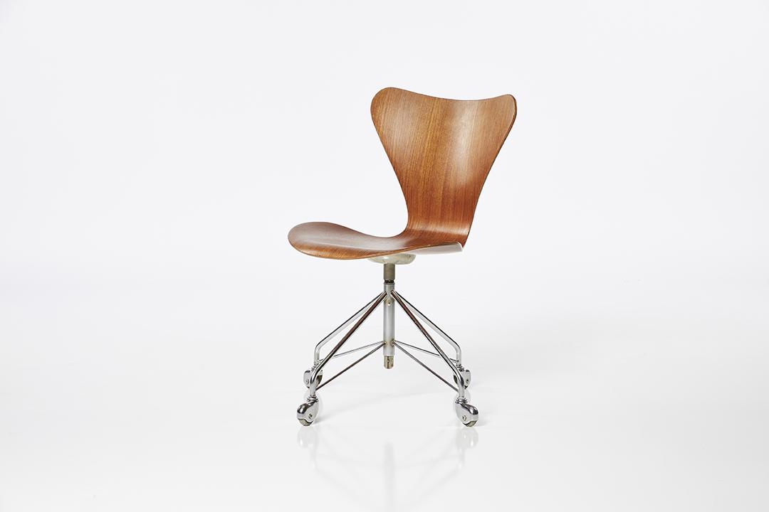 Arne Jacobsen Series 7 Secretary Chair, Model 3117 (1 of 10)