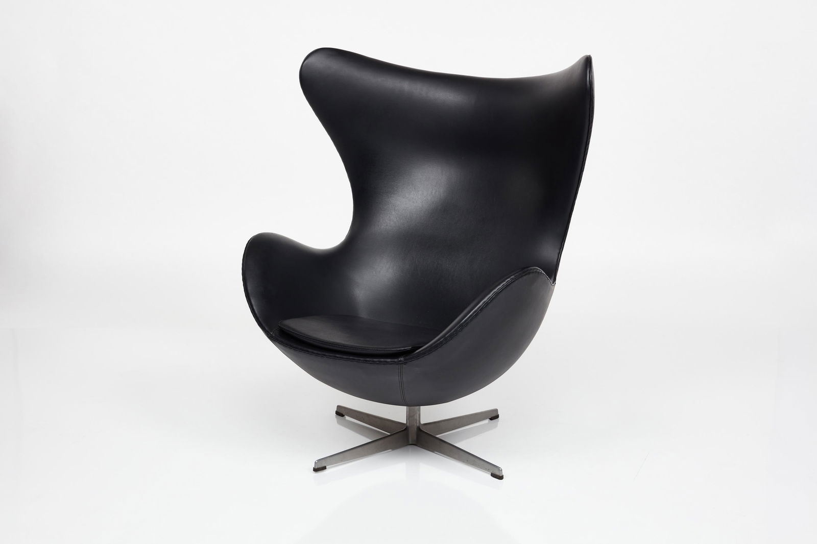 Arne Jacobsen, 'Egg' Lounge Chair: Arne Jacobsen 'Egg' lounge chair, 1960s Molded foam, vinyl, aluminum. Manufactured by Fritz Hansen, Denmark. Stem with foil manufacturer's label and underside molded with manufacturer's marks. 42" H