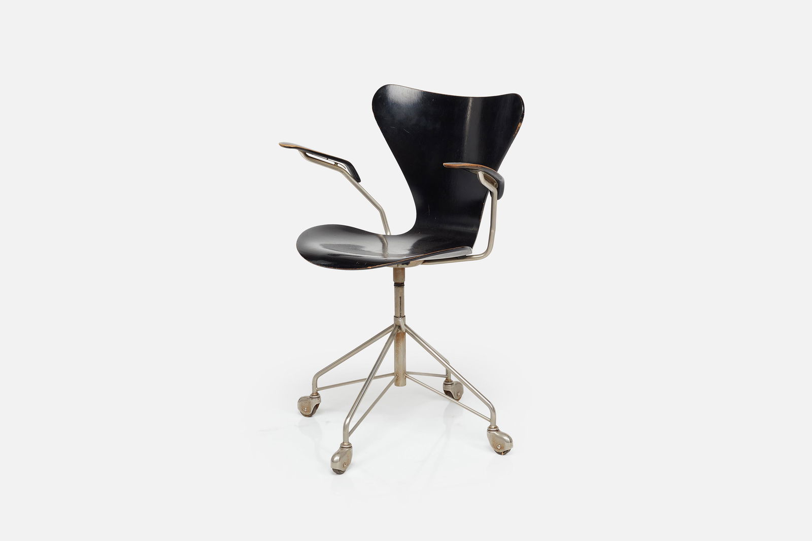 Arne Jacobsen, 'Series 7' Swivel Armchair (1 of 12)