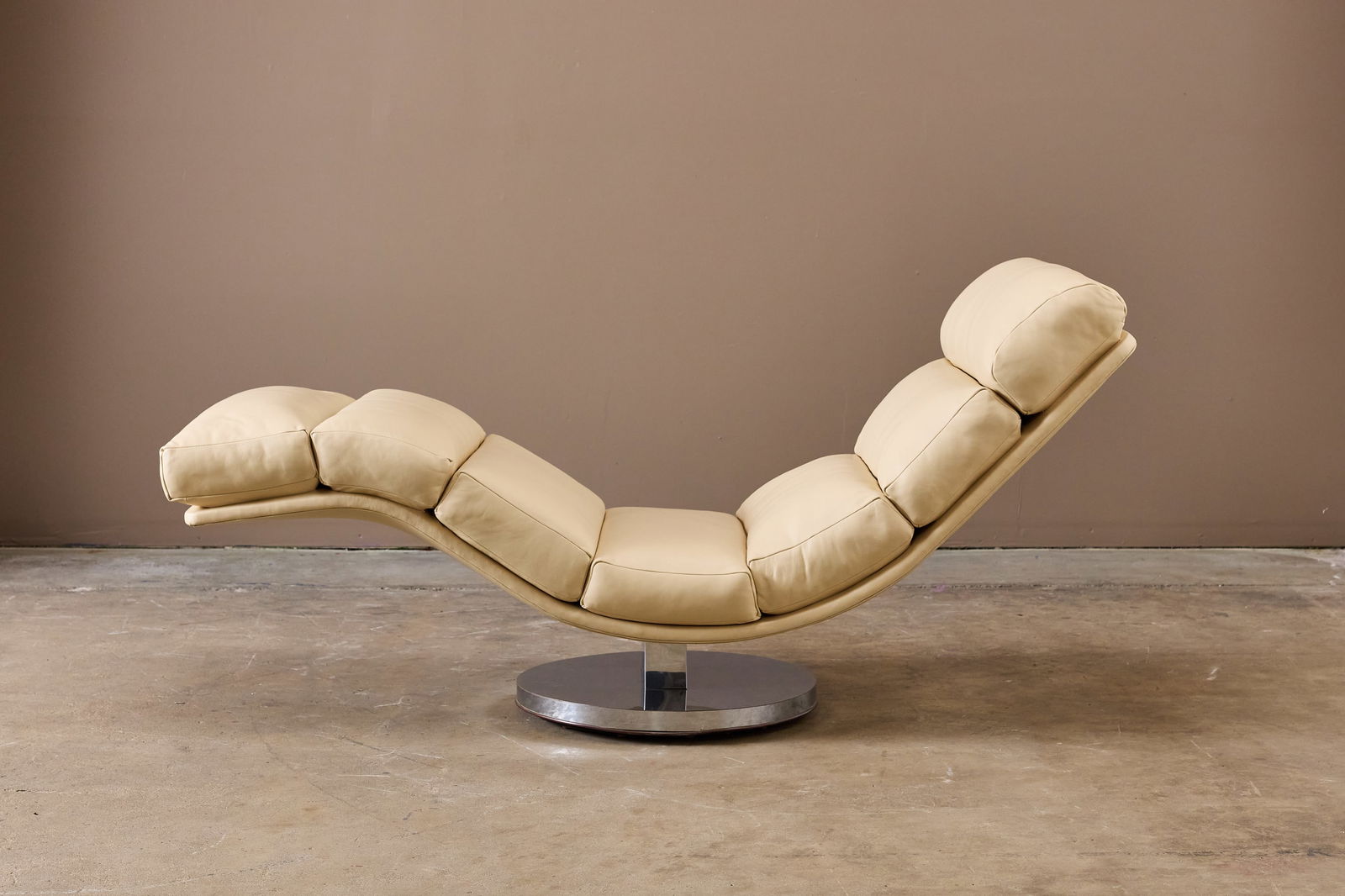 Milo Baughman, 'Wave' Chaise Lounge: MILO BAUGHMANSwiveling 'Wave' chaise lounge, 1970sLeather, chrome-plated steel. Manufactured by Thayer-Coggin, USA. 33" H x 24" W x 66" D
