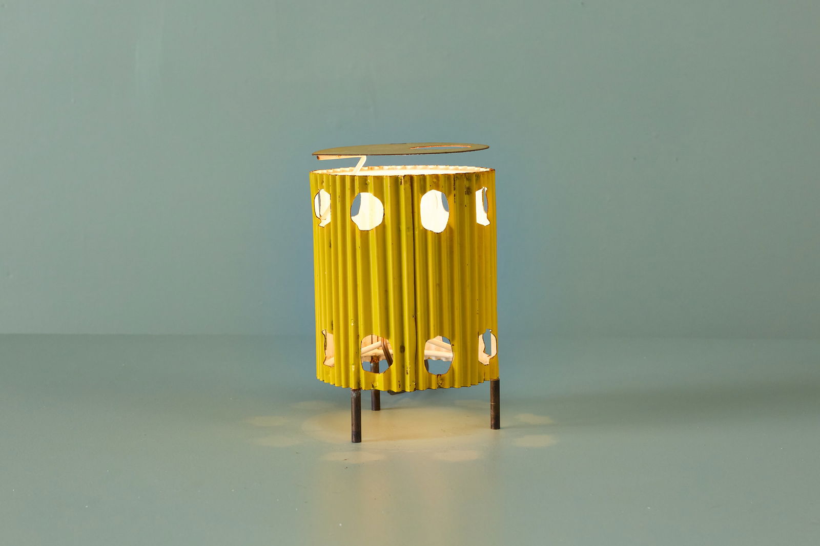 Matthieu Mategot, 'Java' Table Lamp: MATHIEU MATEGOT 'Java' table lamp, ca. 1954 Lacquered corrugated metal, brass. Manufactured by Ateliers Mategot, France. 11" H x 7" Diameter