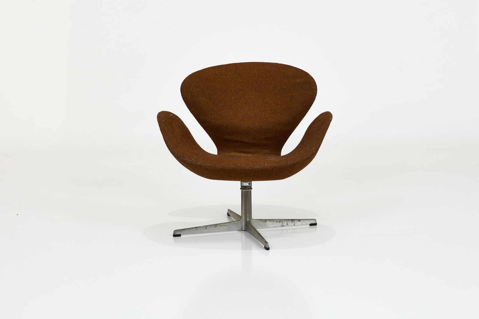 Arne Jacobsen, 'Swan' Chair (1 of 11)