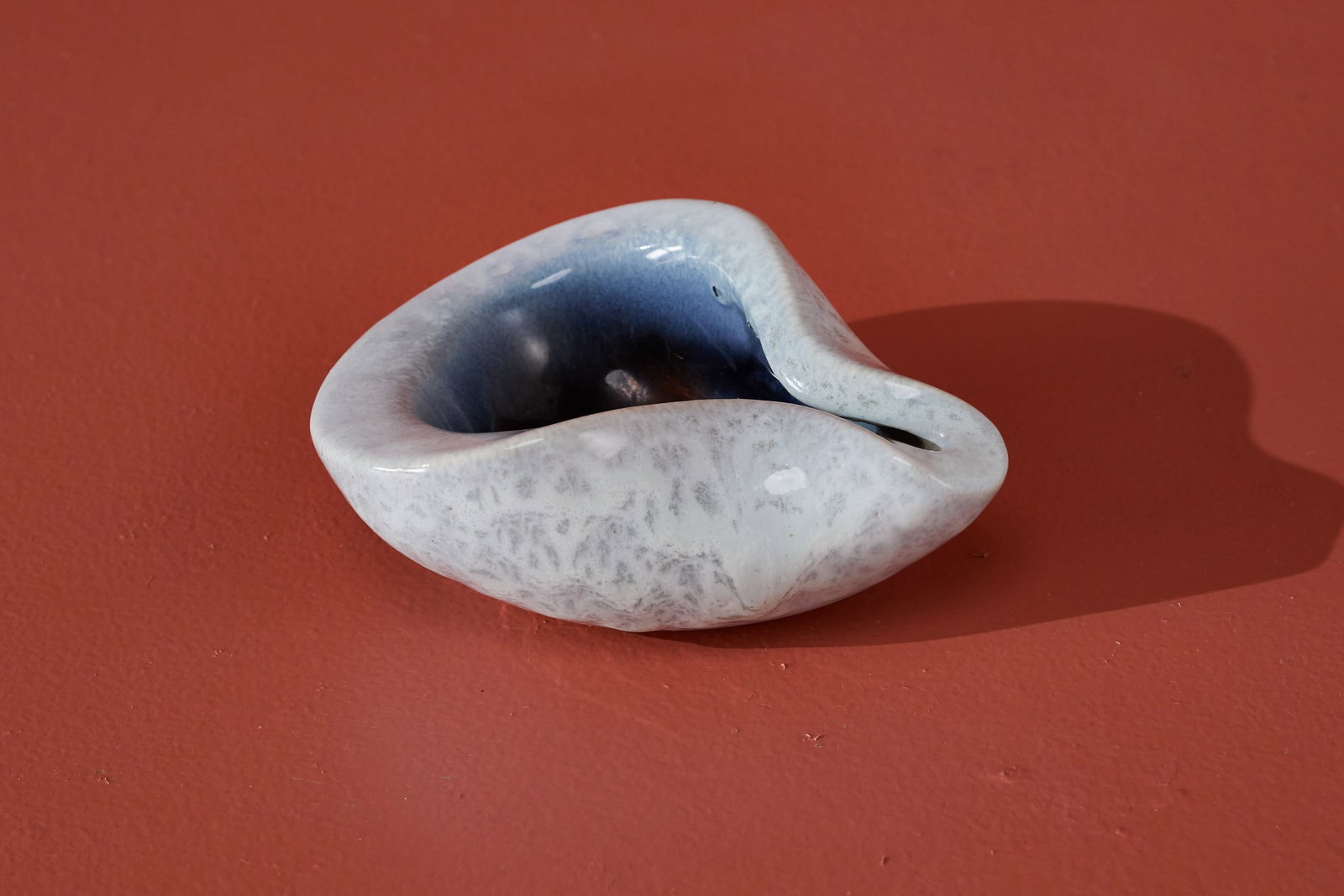 Russel Wright, Vide Poche: RUSSEL WRIGHT Pinched bowl, 1950s Glazed ceramic. Produced by Bauer, USA. 2.5" H x 5" W x 6.75" D