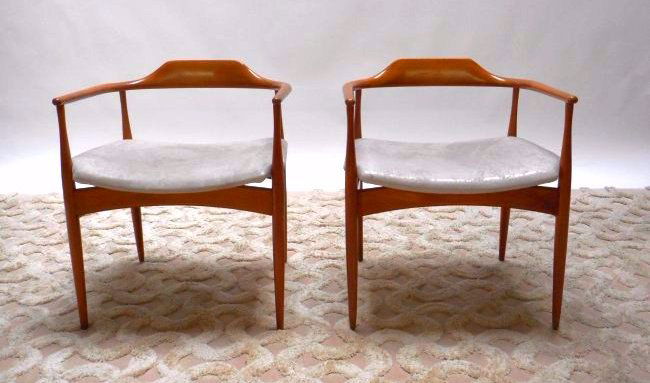 Kofod Larsen armchairs (2): Pair of birch armchairs attributed to Kofod Larsen for Selig. Denmark 1950s.