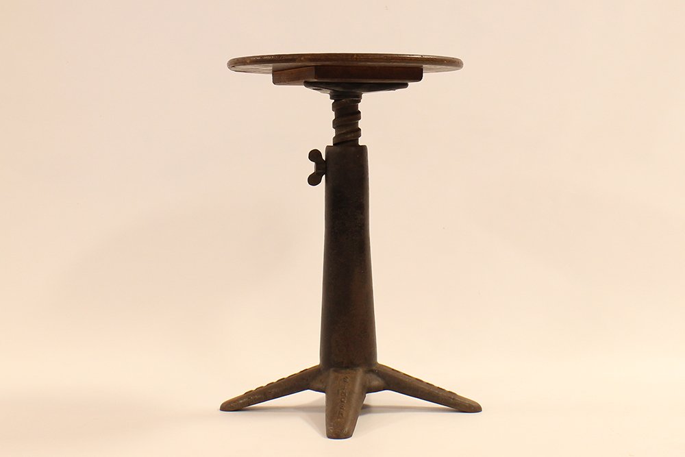 Singer machinist stool (1 of 1)