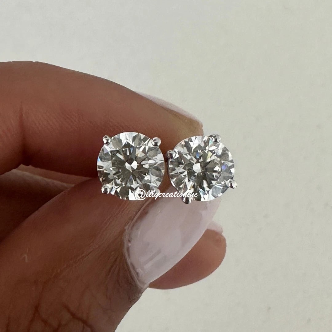 4 Carat Round Stud Earring in 14k White Gold: 14k White Gold Round Diamond Stud Earrings/Total Diamond Weight: 4 CaratSolid 14K White Gold and Conflict free Lab grown Diamonds/Diamond Quality: E In Color & VVS-VS In Clarity/Width : mmBacking : Pu