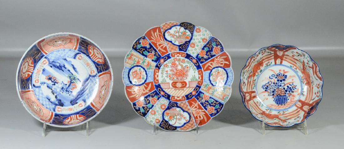 3 pcs Japanese Imari porcelain to include (2) bowls and (1 of 7)