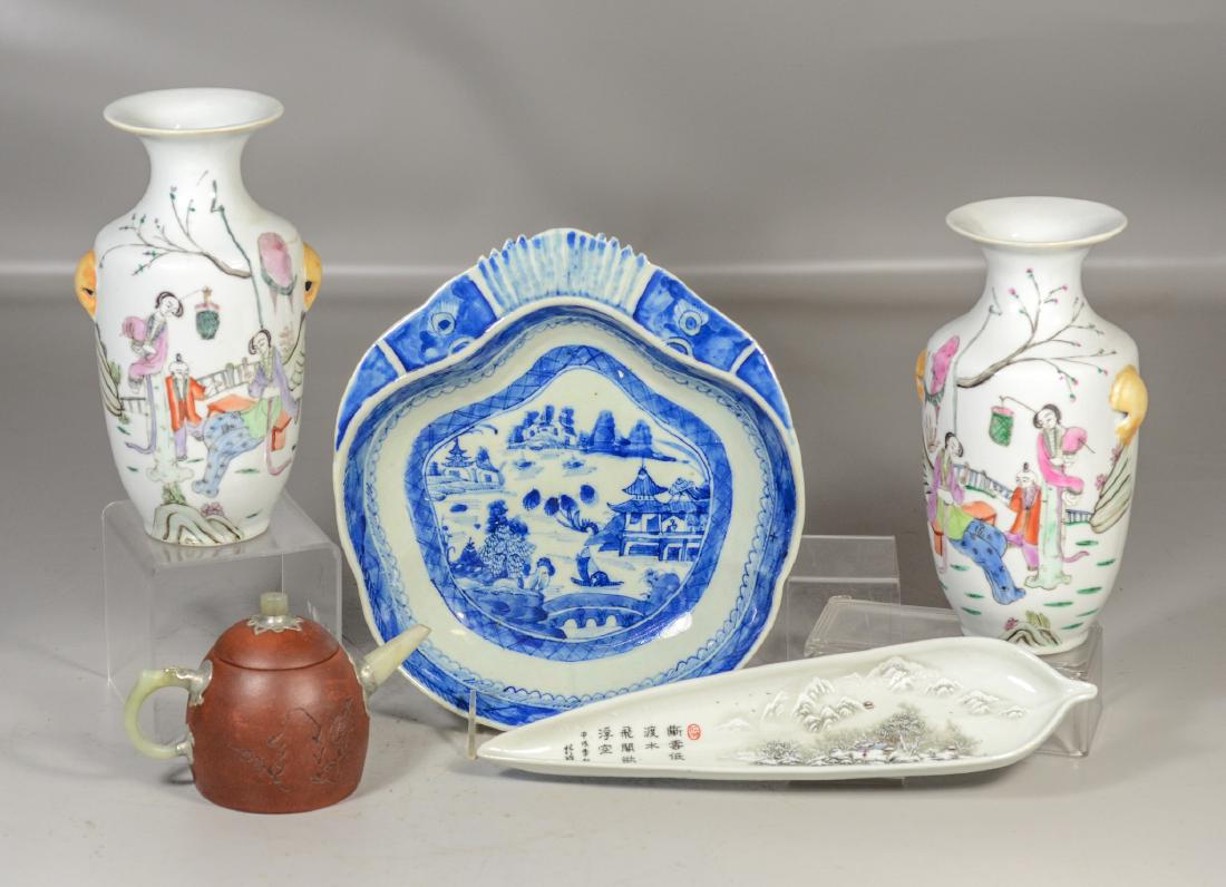Five (5) pieces of Asian porcelain to include a pair of (1 of 10)