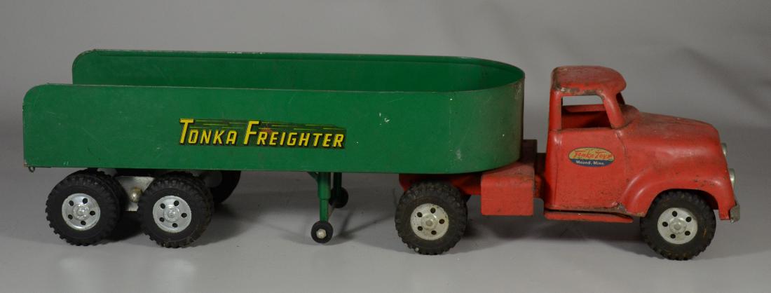 Tonka Freighter' Red & Green Pressed Steel Truck Fair: Tonka Freighter' Red & Green Pressed Steel Truck Fair condition due to some paint loss and surface scratches No other issues found Measures 23 1/4" long by 6" wide and stands 5 1/2" tall.