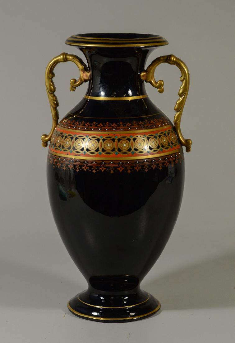 Porcelain urn, gilt and ebony glaze: Porcelain urn, gilt and ebony glaze, good condition, measures 14" h