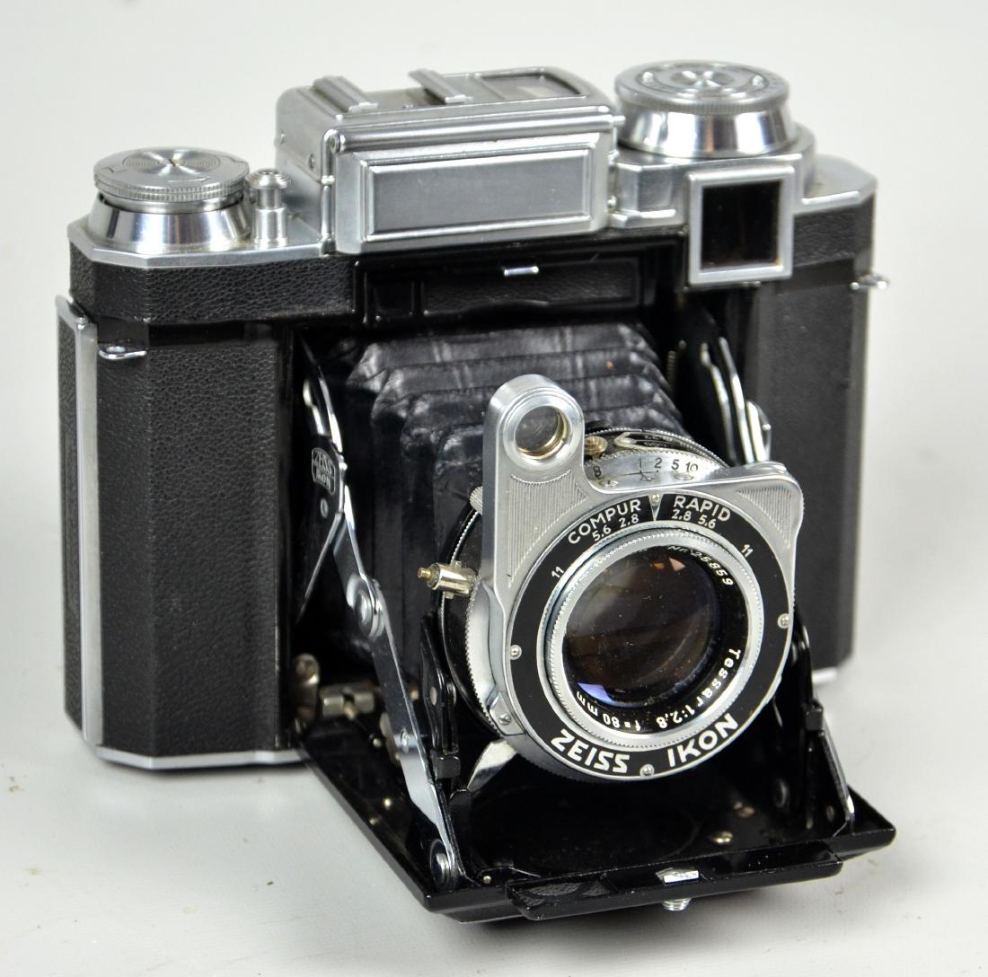 Zeiss Ikon Super Ikonta 533/16: Very Good condition medium format Zeiss Ikon Super Ikonta 533/16 camera with Zeiss-Opton Tessar 1:2.8 f=80mm lens. Leather case included. 4-3/4"x6"x2"