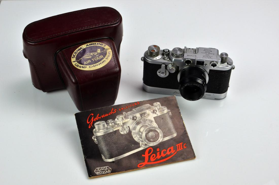 Leica IIIc with Leicavit rapidwinder: Leica IIIc 35mm rangefinder camera in oxblood leather case labelled "Scenic Airlines Grand Canyon Tours". Ernst Leitz Wetzlar f=5cm 1:3.5 DOOGS lens and Leicavit rapid film winder. Shutter functions n