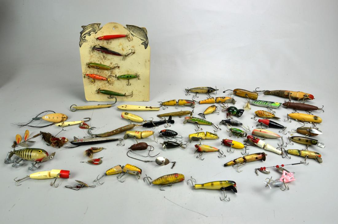 (40+) Lure and Plug Grouping: Lot of (40+) lures and plugs, many wooden