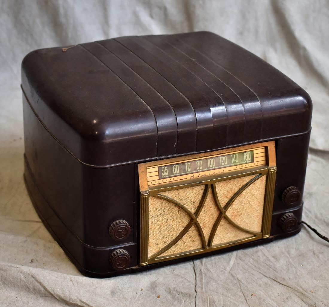 Standard Admiral Record Player & Radio: Standard Admiral Record Player & Radio, bakelite case, (16-1/4" l x 16" w x 10-1/4" h)