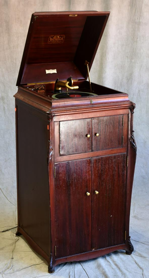 Mahogany VV-XVI Victrola: Mahogany VV-XVI Victrola, Auto-off, gold plated tonearm, interior plate on lid HA Weyman & Sons Philadelphia, works but spring is weak