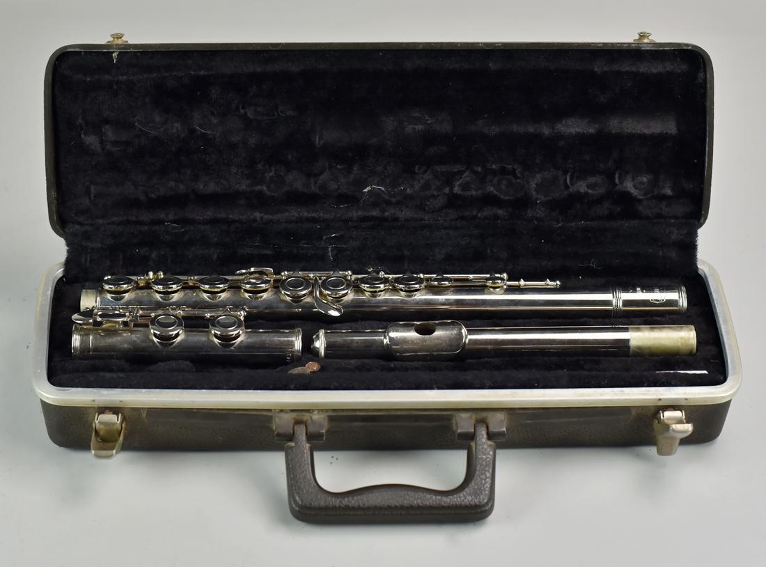 Selmer Bundy Student Flute: Selmer Bundy student flute, SN 243941, with case, very good condition