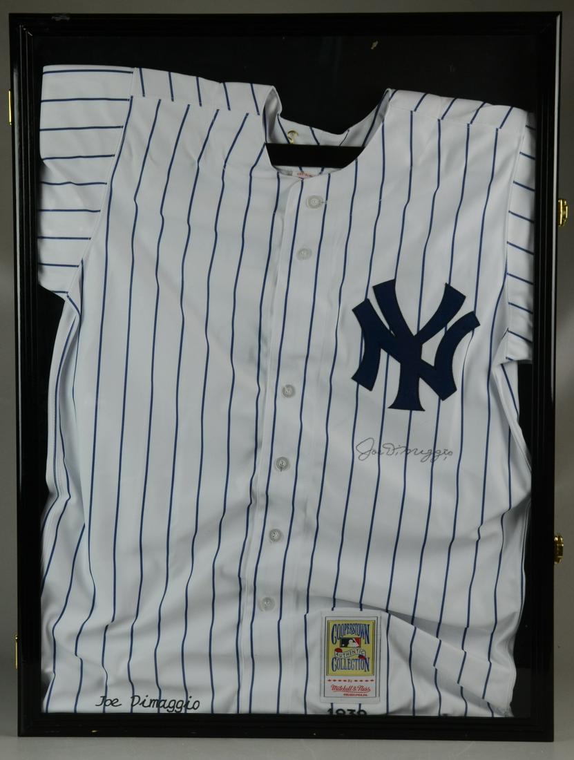 Joe DiMaggio Cooperstown Authentic Collection, full: Joe DiMaggio Cooperstown Authentic Collection, full jersey, Mitchell & Ness, embroidered Yankee logo 1939 & signature on jersey in the likeness of "Joe DiMaggio" in script, size 50, in locked display 