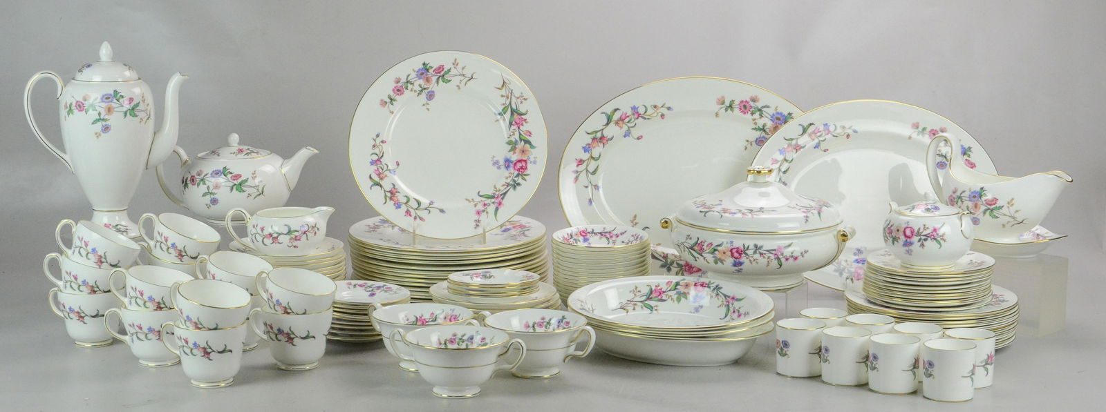 (118) Pcs. Wedgwood "Devon Sprays" (1 of 11)