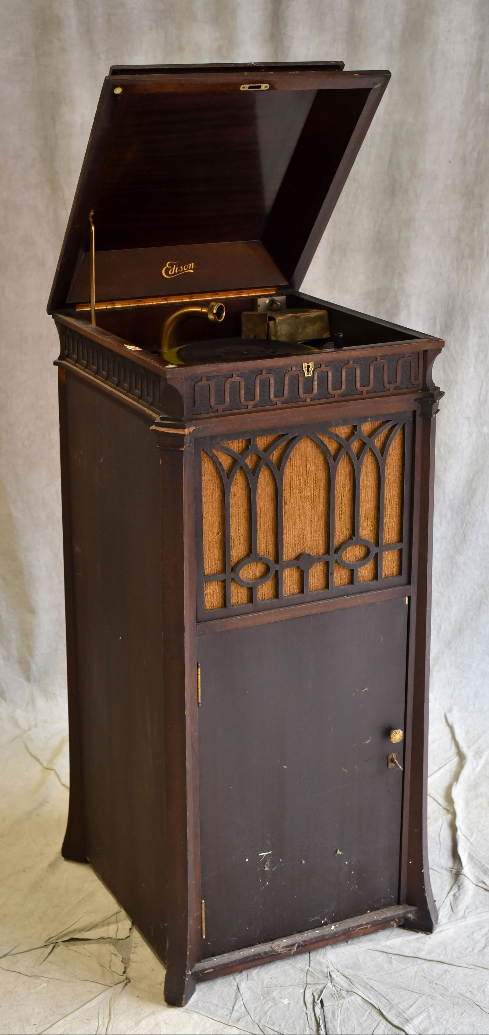 Edison Mahogany Disc phonograph Model C-250 (1 of 2)