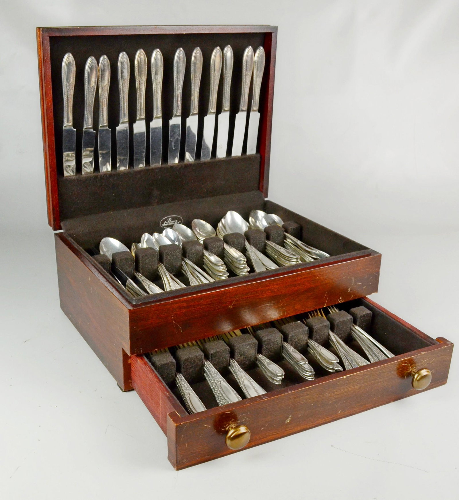 (141) Pcs Wm A. Rogers Ramona/Lakewood Flatware: (141) Pcs Wm A. Rogers Ramona flatware set c/o (16) dinner knives, (8) butter knives, (16) dinner forks, (16) salad forks, (16) fish forks, (34) teaspoons, (16) soup spoons, (16) iced tea spoons and (