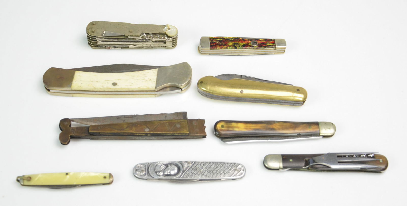 (9) Pocket Knives: (9) Pocket Knives Including: Brass Remington RMC, Bone Handle, Case Christmas Tree, Mother of Pearl (Missing on One Side), Kabar, Anticorro, George Washington