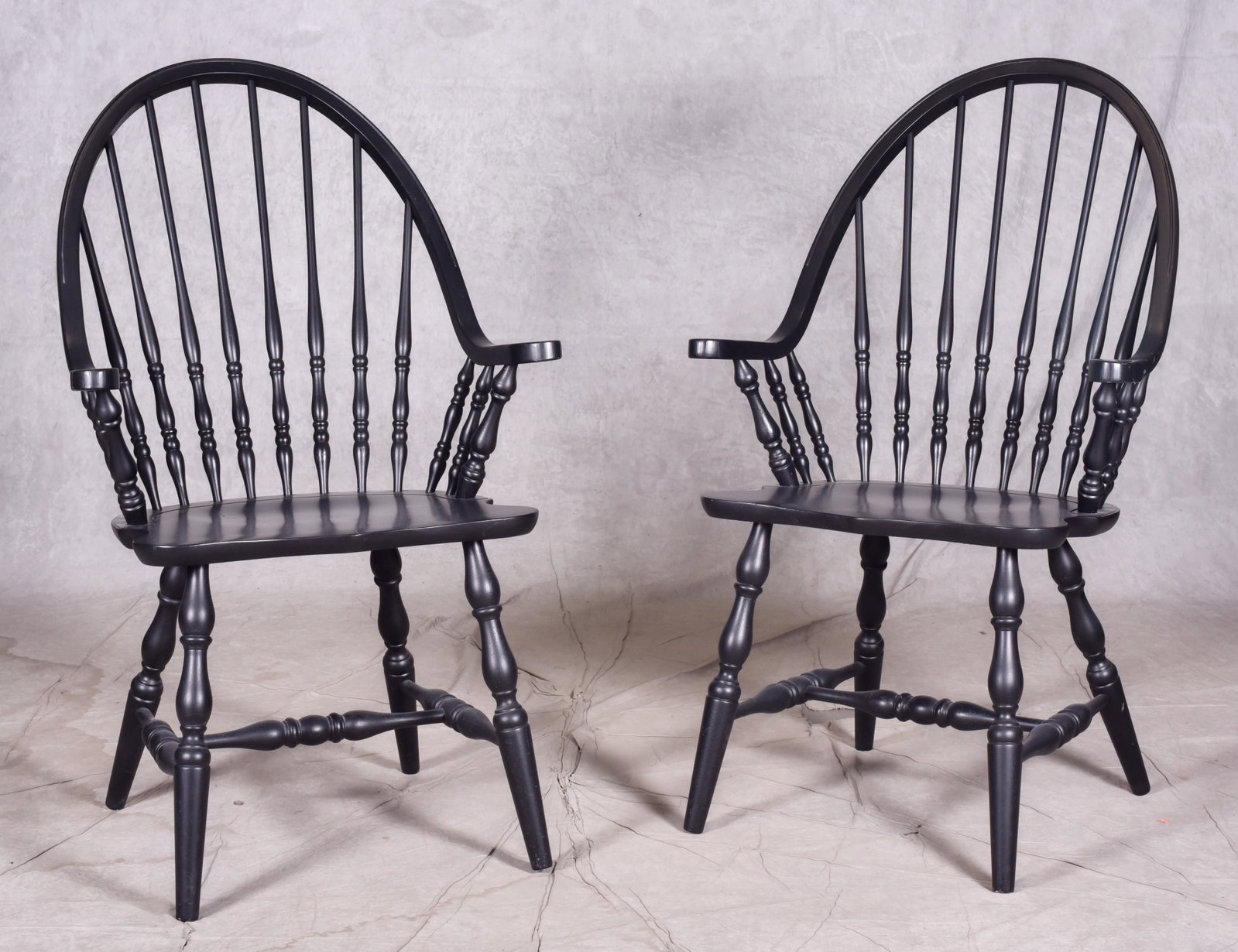 Pair black painted continuous Windsor armchairs: Pair black painted continuous Windsor armchairs, late 20th c, 40" h