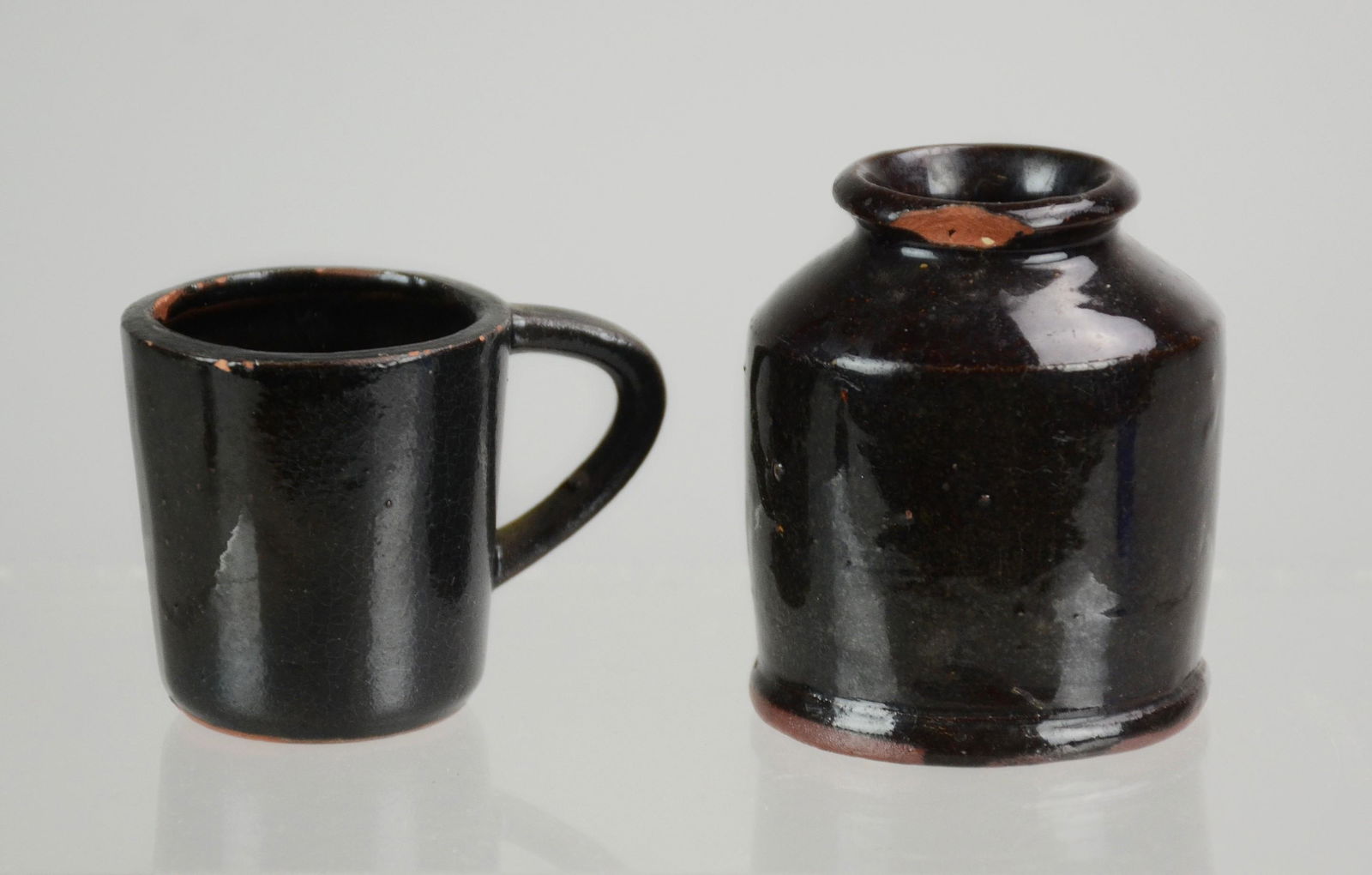 2 pcs miniature redware pottery, mug, 1 3/4" h, jar, 2: 2 pcs miniature redware pottery, mug, 1 3/4" h, jar, 2 1/4" h, chip on rim, attributed to Vickers Pottery, Chester County, PA, Provenance: Elizabeth Matlat to Richard Matlat.