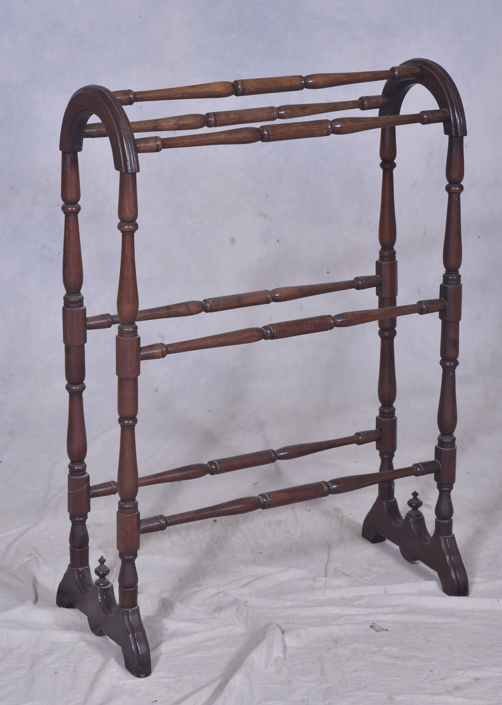 Walnut Victorian towel bar: Walnut Victorian towel bar, 23-1/2" w x 33-1/2" h